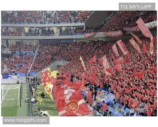 中国足球队即将迎战强敌期待精彩表现和球迷热情支持