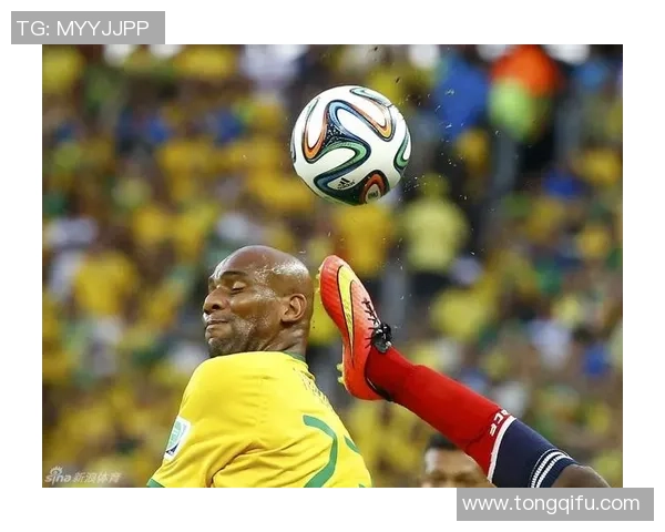 大爷踢足球的幽默瞬间展现了老年人的活力与热情